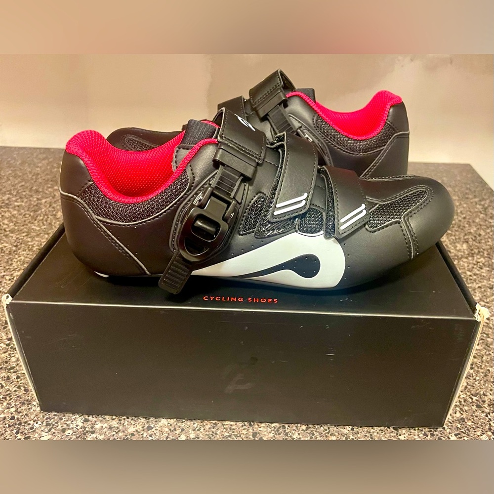 ** NEW! ** PELOTON CYCLING SHOES ** WOMEN SZ 9 US / MENS SZ 7 US ** NEVER WORN!